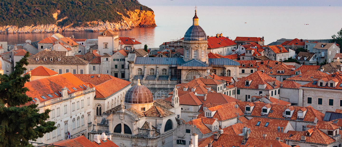 https://www.dubrovniksungardens.com/datastore/imagestore/1440x620/1440x620_1704187500dubrovniks-iconic-red-rooftops.jpg