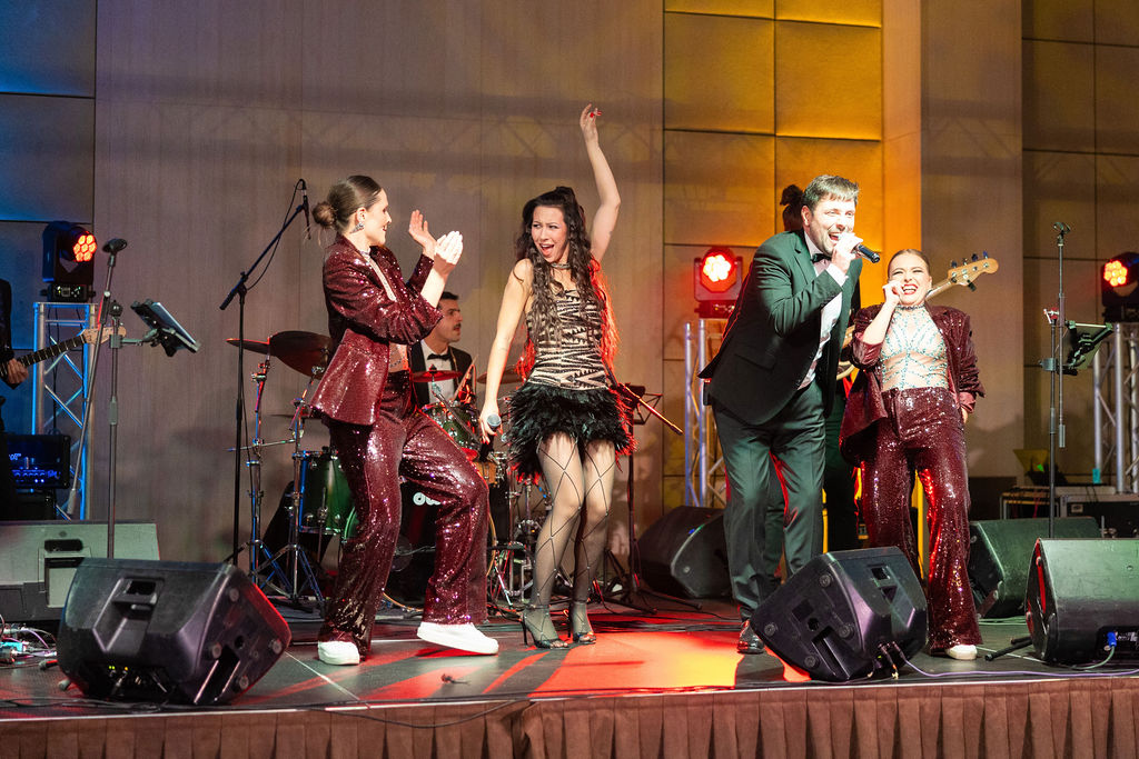 ny party band /datastore/imagestore/1440x620/1440x620_1791191216_NY26-gala-band.jpg?v=1791191217
