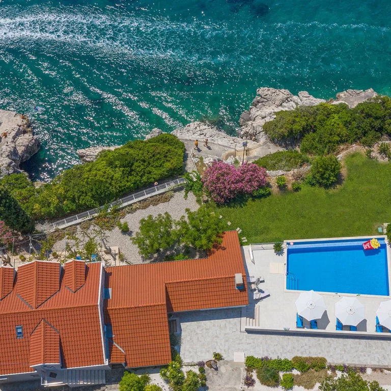 Peterosobna vila s pogledom na more i privatnim bazenom